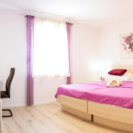 Julia's Beautiful For 6 With Parking Apartmán