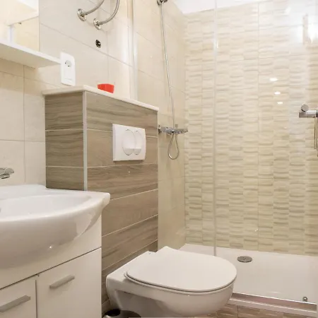 Julia's Beautiful For 6 With Parking Apartmán *