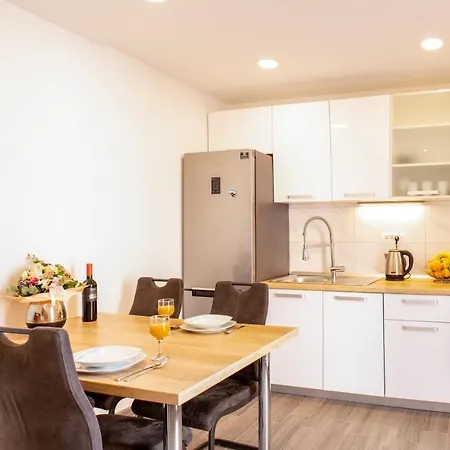 Apartmán Julia's Beautiful For 6 With Parking *