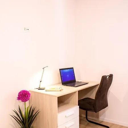 Julia's Beautiful For 6 With Parking Apartmán *
