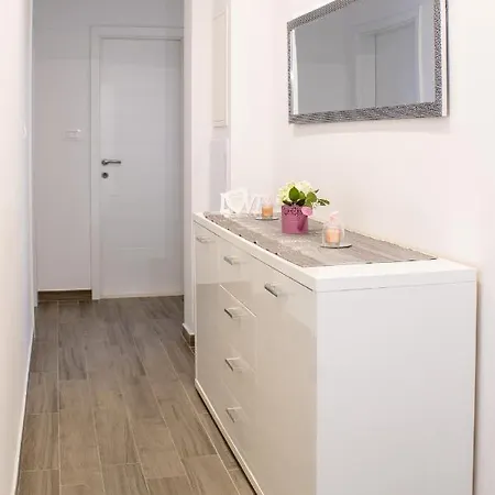 Apartmán Julia's Beautiful For 6 With Parking