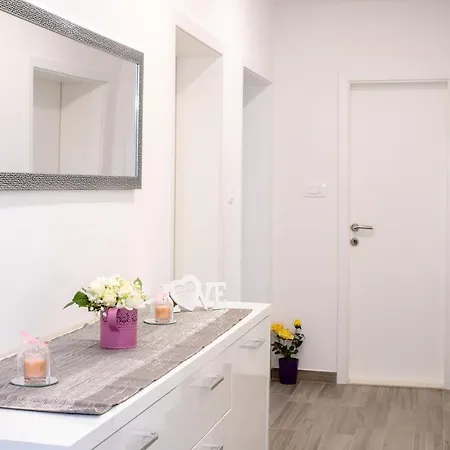 Apartmán Julia's Beautiful For 6 With Parking