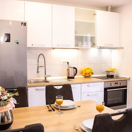 Apartmán Julia's Beautiful For 6 With Parking *