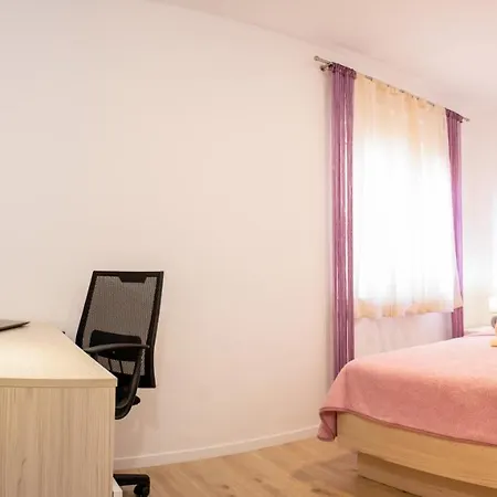 Apartmán Julia's Beautiful For 6 With Parking Split