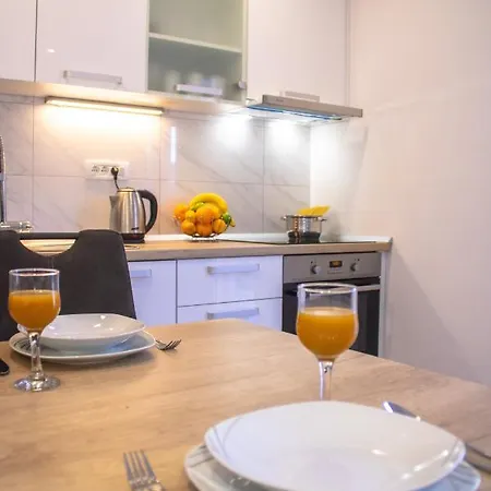 Apartmán Julia's Beautiful For 6 With Parking Split
