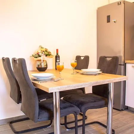 Apartmán Julia's Beautiful For 6 With Parking Split