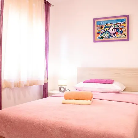 Julia's Beautiful For 6 With Parking Apartmán Split