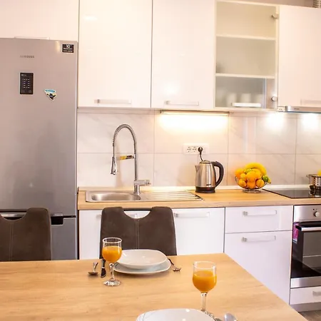 Julia's Beautiful For 6 With Parking Apartamento