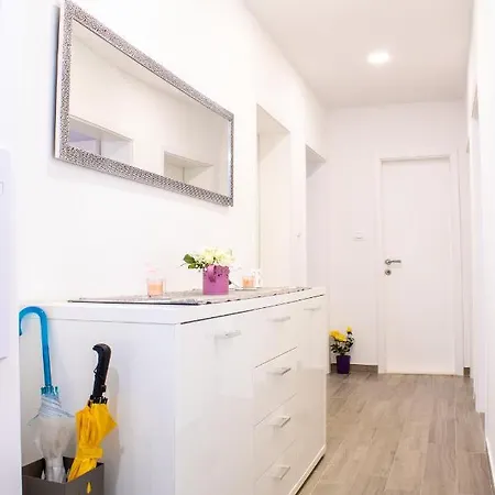 Julia's Beautiful For 6 With Parking Apartmán *